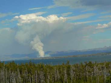 wyel-11-day1-9 Fire across Yellowstone Lk.jpg (252647 bytes)